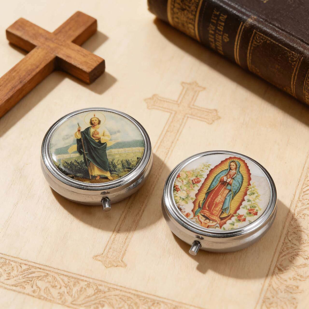 Christianartworkshop Vintage Rosenkranzetui mit Epoxidharz-Deckel und Motiven des Heiligen Judas Thaddäus und Unserer Lieben Frau von Guadalupe: Ein Symbol für heiligen Schutz und tiefen Glauben - image 0