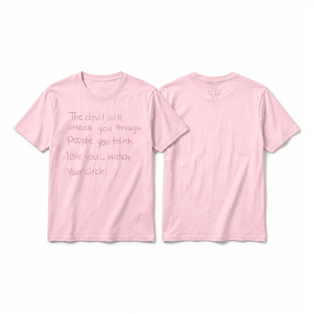 Christianartworkshop „Der Teufel wird dich durch Menschen angreifen, von denen du glaubst, dass sie dich lieben“ – Premium-Kurzarm-T-Shirt - Rosa - 2XL - image 26