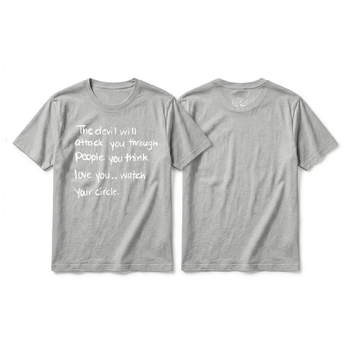 Christianartworkshop „Der Teufel wird dich durch Menschen angreifen, von denen du glaubst, dass sie dich lieben“ – Premium-Kurzarm-T-Shirt - Grau - 2XL - image 14