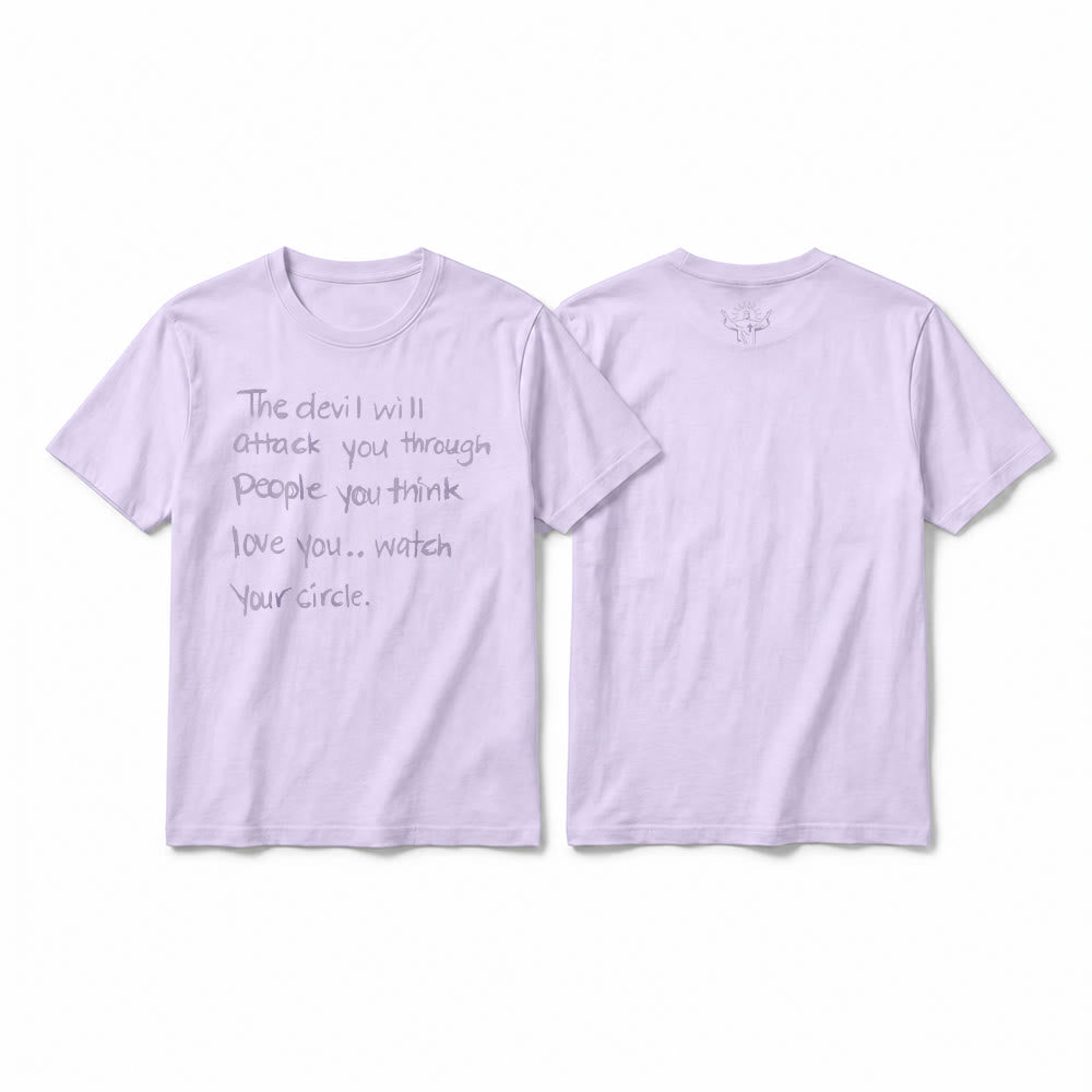 Christianartworkshop „Der Teufel wird dich durch Menschen angreifen, von denen du glaubst, dass sie dich lieben“ – Premium-Kurzarm-T-Shirt - Lila - 2XL - image 5
