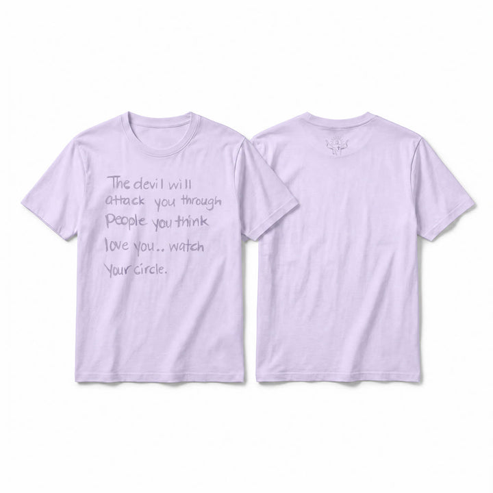 Christianartworkshop „Der Teufel wird dich durch Menschen angreifen, von denen du glaubst, dass sie dich lieben“ – Premium-Kurzarm-T-Shirt - Lila - 2XL - image 5