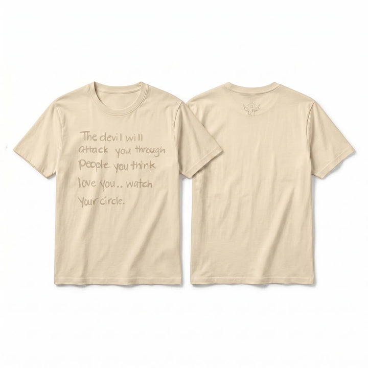 Christianartworkshop „Der Teufel wird dich durch Menschen angreifen, von denen du glaubst, dass sie dich lieben“ – Premium-Kurzarm-T-Shirt - Beige - 2XL - image 17