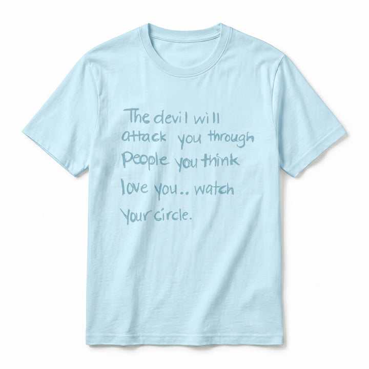 Christianartworkshop „Der Teufel wird dich durch Menschen angreifen, von denen du glaubst, dass sie dich lieben“ – Premium-Kurzarm-T-Shirt - image 3