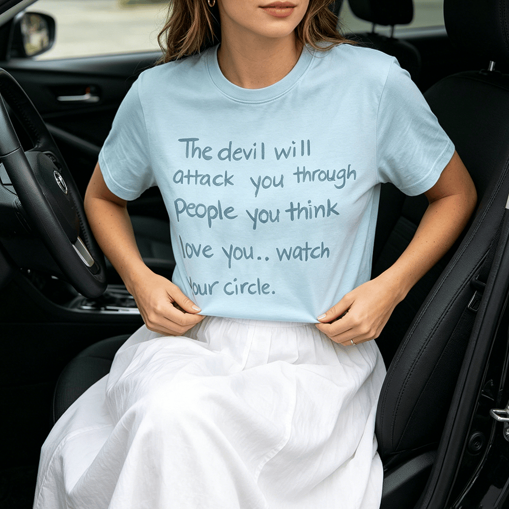 Christianartworkshop „Der Teufel wird dich durch Menschen angreifen, von denen du glaubst, dass sie dich lieben“ – Premium-Kurzarm-T-Shirt - image 0