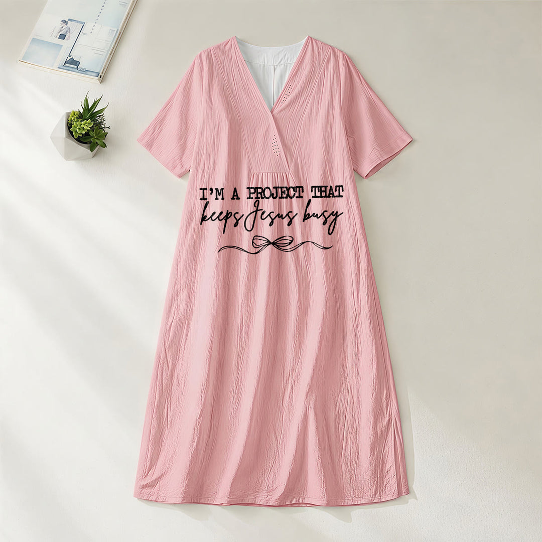 Christianartworkshop „Ich bin ein Projekt, das Jesus beschäftigt“ Midikleid mit Schleifendetail, V-Ausschnitt und kurzen Ärmeln - Rosa - 4XL - image 4