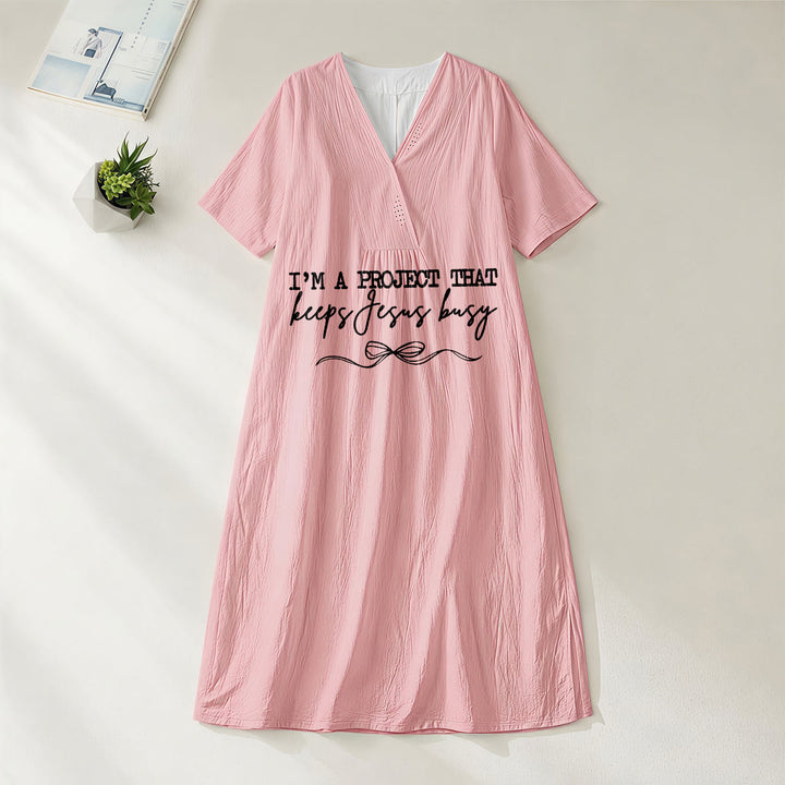 Christianartworkshop „Ich bin ein Projekt, das Jesus beschäftigt“ Midikleid mit Schleifendetail, V-Ausschnitt und kurzen Ärmeln - Rosa - 4XL - image 4
