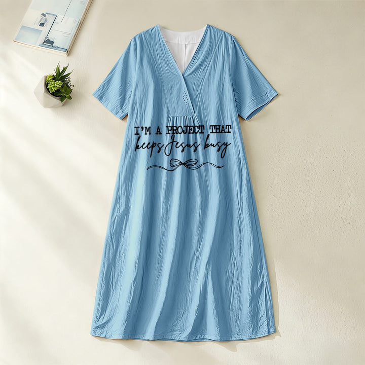 Christianartworkshop „Ich bin ein Projekt, das Jesus beschäftigt“ Midikleid mit Schleifendetail, V-Ausschnitt und kurzen Ärmeln - Blau - 4XL - image 0
