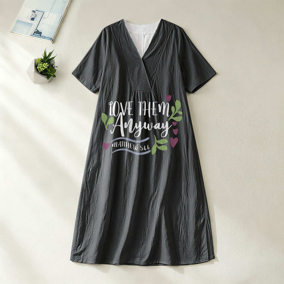 Christianartworkshop „Liebt sie trotzdem“ Matthäus 5,44 Herz- und Blätterprint V-Ausschnitt Kurzarm-Midikleid - Schwarz - 4XL - image 0