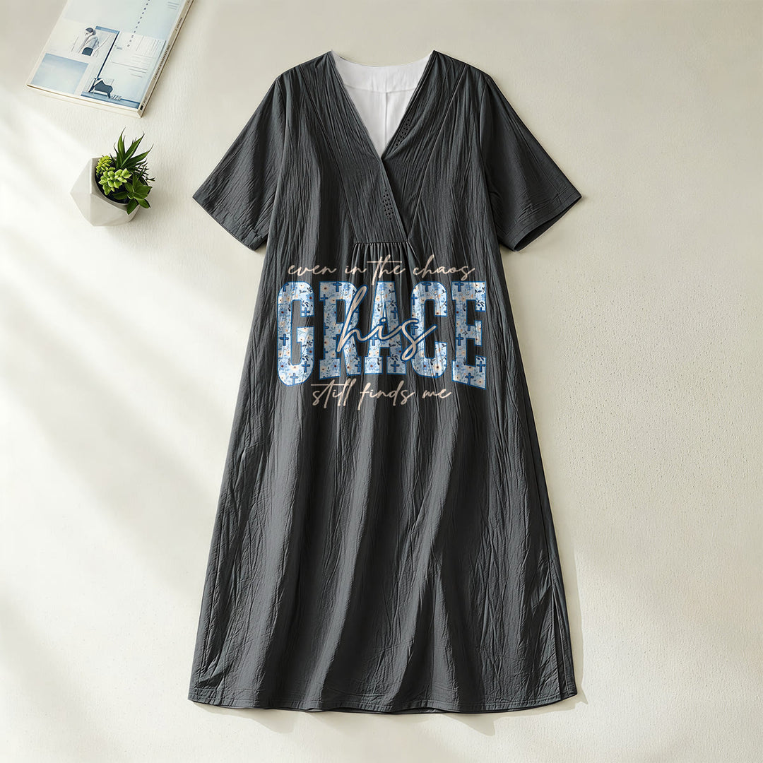 Christianartworkshop Klassisches kariertes Midikleid mit V-Ausschnitt und dem Aufdruck „His Grace Still Finds Me“ - Schwarz - 4XL - image 0