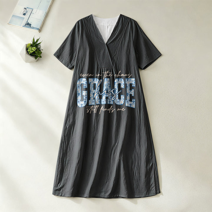 Christianartworkshop Klassisches kariertes Midikleid mit V-Ausschnitt und dem Aufdruck „His Grace Still Finds Me“ - Schwarz - 4XL - image 0