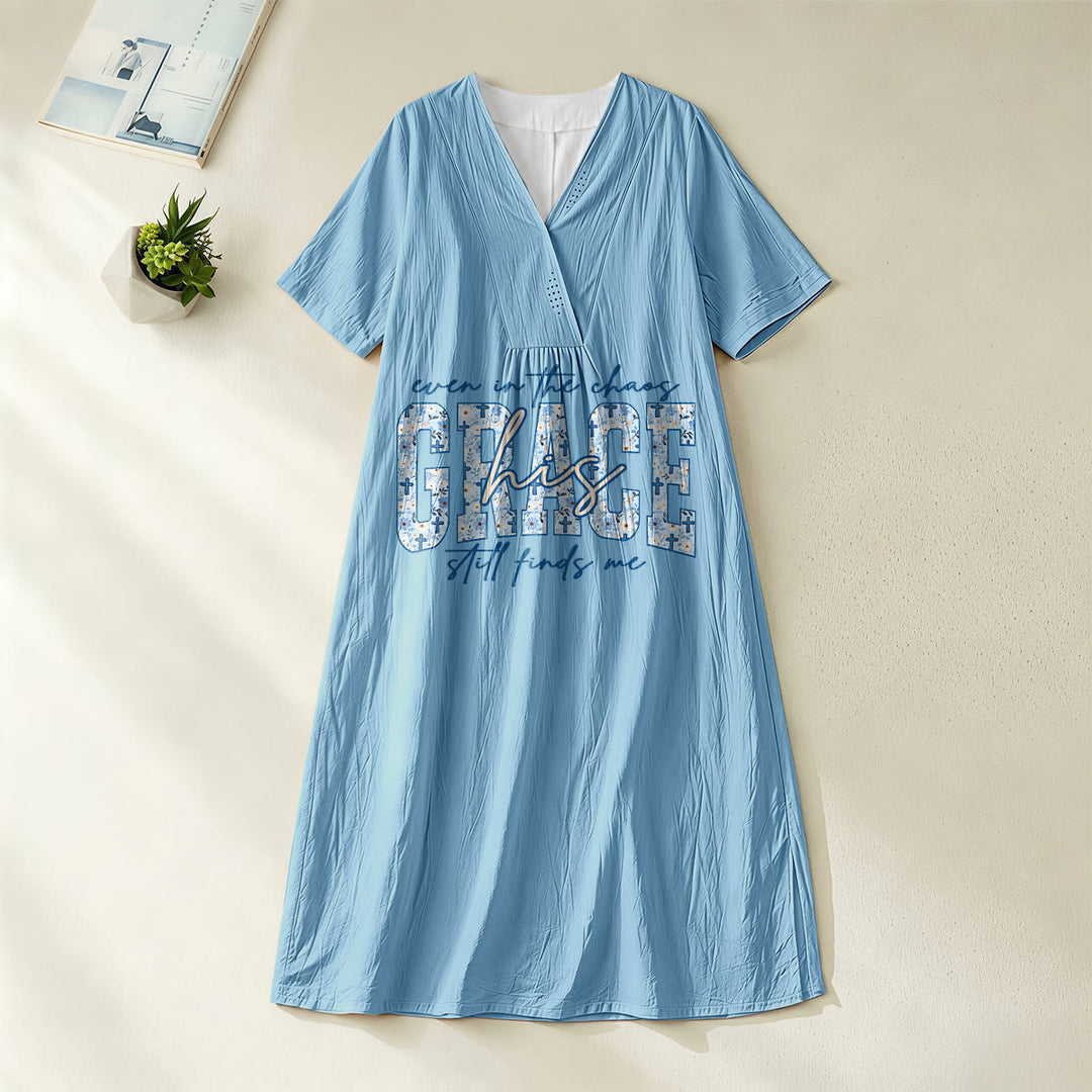 Christianartworkshop Klassisches kariertes Midikleid mit V-Ausschnitt und dem Aufdruck „His Grace Still Finds Me“ - Blau - 4XL - image 8