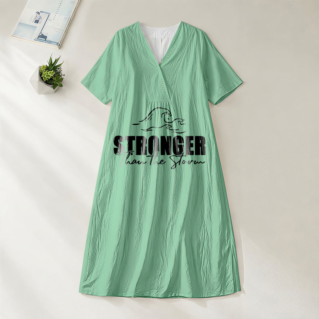 Christianartworkshop „Stärker als der Sturm“ Midikleid mit Wellenmuster, V-Ausschnitt und kurzen Ärmeln - Grün - 4XL - image 20