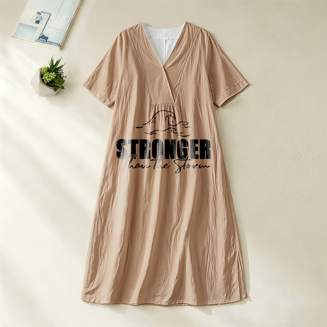 Christianartworkshop „Stärker als der Sturm“ Midikleid mit Wellenmuster, V-Ausschnitt und kurzen Ärmeln - Khaki - 4XL - image 8