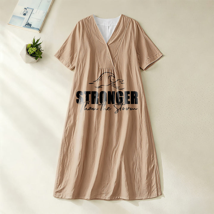 Christianartworkshop „Stärker als der Sturm“ Midikleid mit Wellenmuster, V-Ausschnitt und kurzen Ärmeln - Khaki - 4XL - image 8