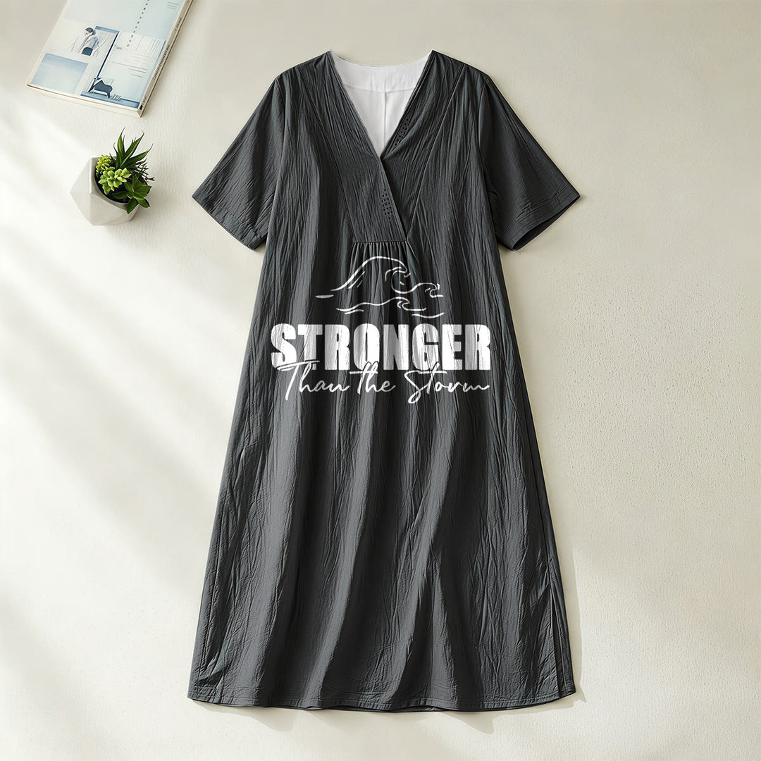 Christianartworkshop „Stärker als der Sturm“ Midikleid mit Wellenmuster, V-Ausschnitt und kurzen Ärmeln - Schwarz - 4XL - image 12