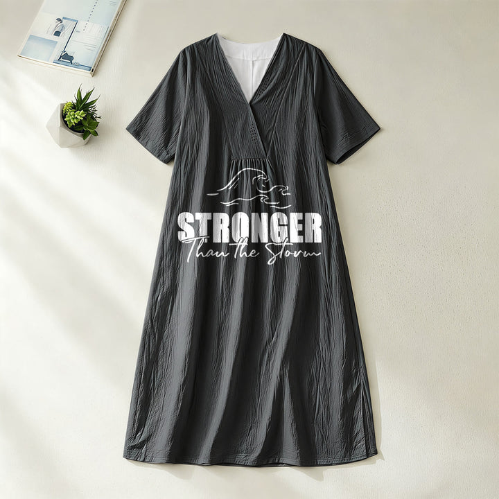 Christianartworkshop „Stärker als der Sturm“ Midikleid mit Wellenmuster, V-Ausschnitt und kurzen Ärmeln - Schwarz - 4XL - image 12