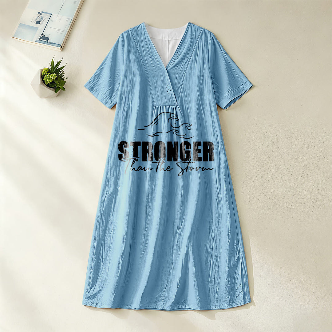 Christianartworkshop „Stärker als der Sturm“ Midikleid mit Wellenmuster, V-Ausschnitt und kurzen Ärmeln - Blau - 4XL - image 0