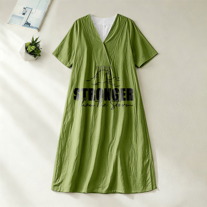 Christianartworkshop „Stärker als der Sturm“ Midikleid mit Wellenmuster, V-Ausschnitt und kurzen Ärmeln - Olivgrün - 4XL - image 4