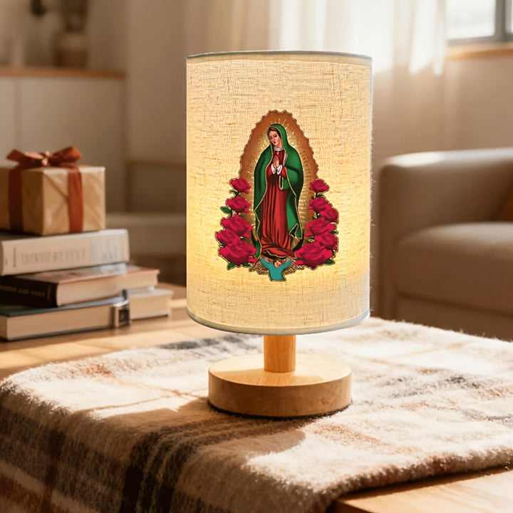 Christianartworkshop Tischlampe mit Stoffschirm und Naturholzfuß, Motiv: Unsere Liebe Frau von Guadalupe – Ein Symbol sanfter nächtlicher Segnungen. - image 2