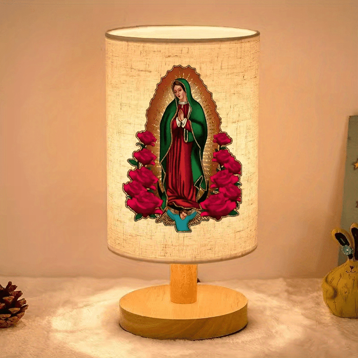 Christianartworkshop Tischlampe mit Stoffschirm und Naturholzfuß, Motiv: Unsere Liebe Frau von Guadalupe – Ein Symbol sanfter nächtlicher Segnungen. - image 1