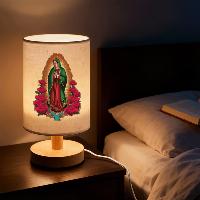 Christianartworkshop Tischlampe mit Stoffschirm und Naturholzfuß, Motiv: Unsere Liebe Frau von Guadalupe – Ein Symbol sanfter nächtlicher Segnungen. - Unsere Liebe Frau von Guadalupe - image 0