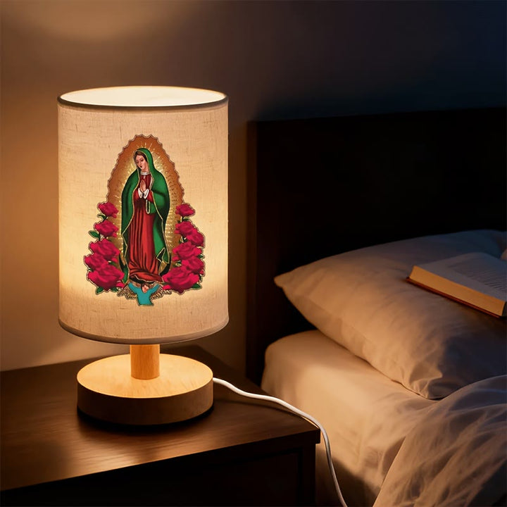 Christianartworkshop Tischlampe mit Stoffschirm und Naturholzfuß, Motiv: Unsere Liebe Frau von Guadalupe – Ein Symbol sanfter nächtlicher Segnungen. - Unsere Liebe Frau von Guadalupe - image 0