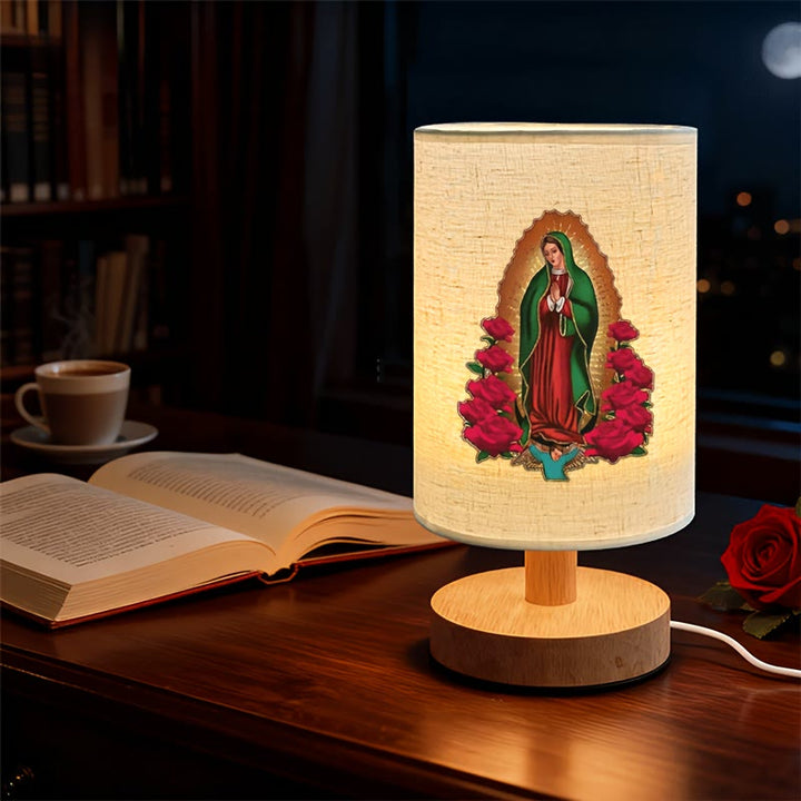 Christianartworkshop Tischlampe mit Stoffschirm und Naturholzfuß, Motiv: Unsere Liebe Frau von Guadalupe – Ein Symbol sanfter nächtlicher Segnungen. - image 3