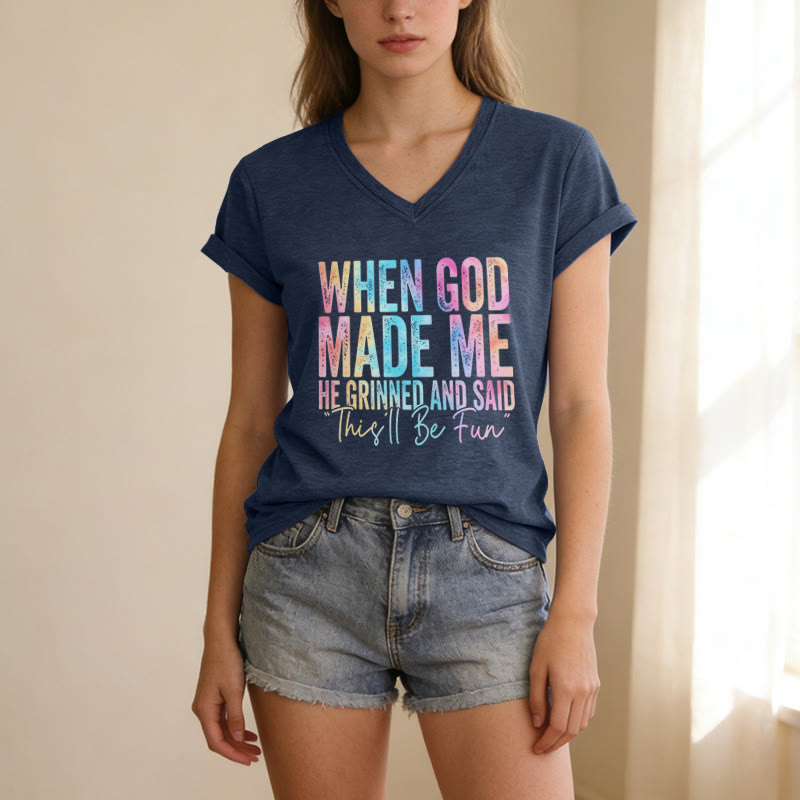 Christianartworkshop „Als Gott mich schuf“ Buntes, lässiges T-Shirt mit Farbverlauf und V-Ausschnitt - image 1