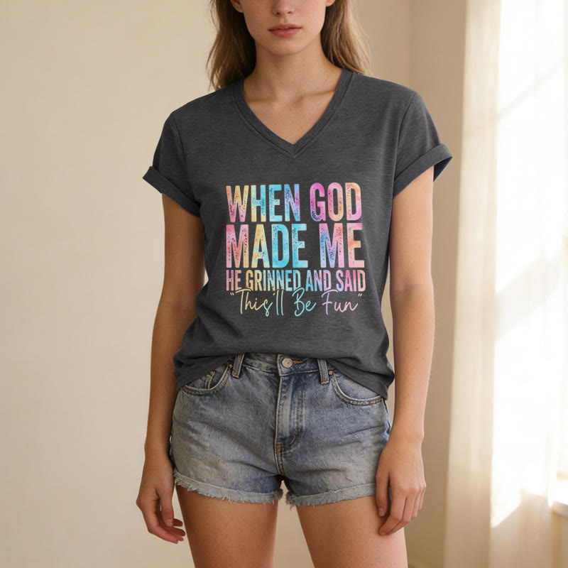 Christianartworkshop „Als Gott mich schuf“ Buntes, lässiges T-Shirt mit Farbverlauf und V-Ausschnitt - image 3