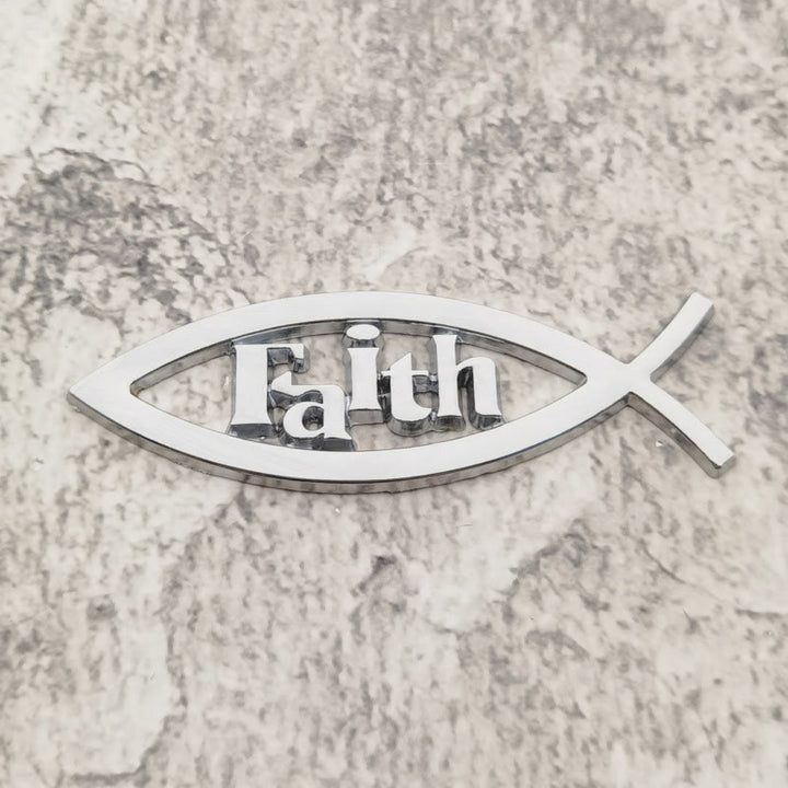 Christianartworkshop Autoaufkleber mit Ichthys-Fischumriss und erhabenem Glaubensbuchstaben: Ein Symbol unerschütterlicher Überzeugung und Verkehrssicherheit - Silber - image 1