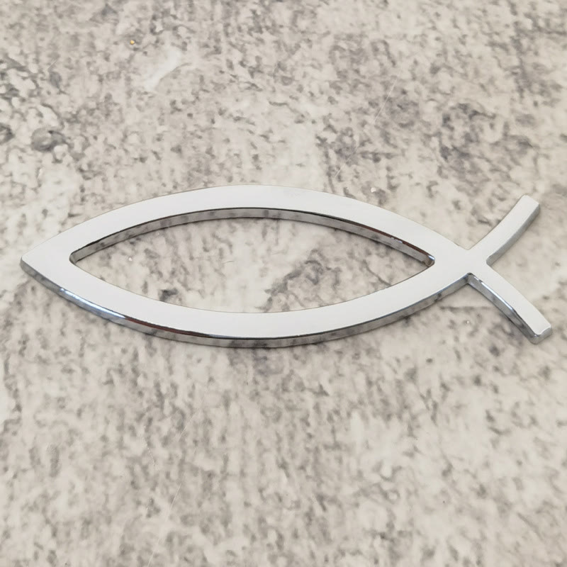 Minimalistischer Autoaufkleber „Hohler Ichthys-Fischumriss“ von Christianartworkshop : Ein Symbol für unerschütterlichen Glauben und göttlichen Schutz am Wegesrand - Silber - image 1
