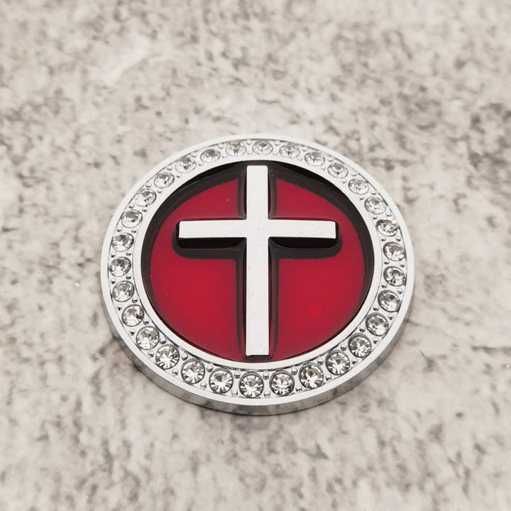 Christianartworkshop Strassbesetzter, runder Autoaufkleber mit erhabenem Kreuz: Ein Symbol göttlicher Gnade und umfassenden Reiseschutz - Silber & Rot - image 2