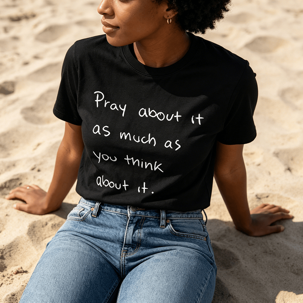 Christianartworkshop „Bete darüber genauso viel, wie du darüber nachdenkst“ – Handgeschriebenes Premium-T-Shirt mit kurzen Ärmeln - image 0