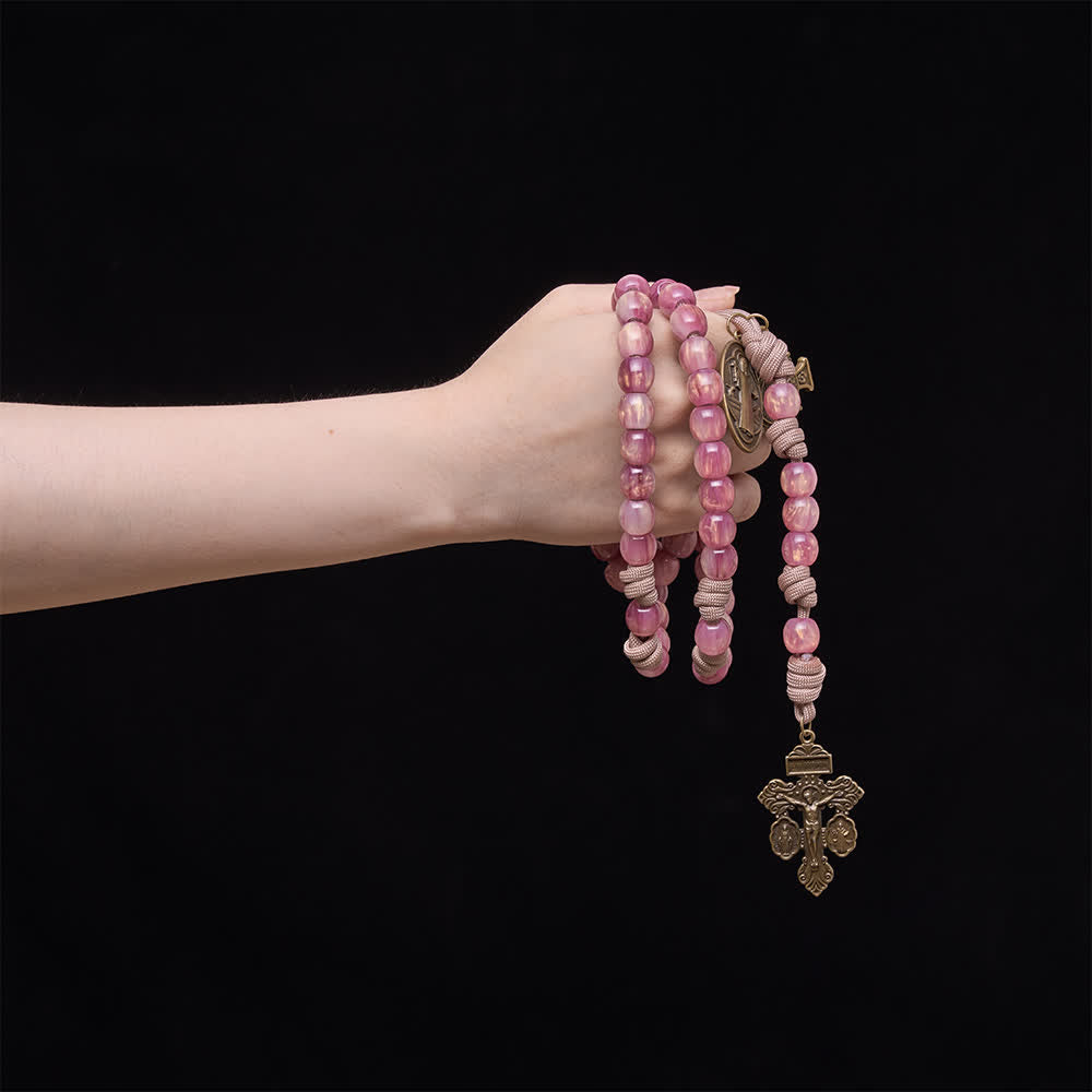Christianartworkshop Rosenkranz aus zartrosa Paracord mit antikbronzener Figur des Heiligen Benedikt - image 1