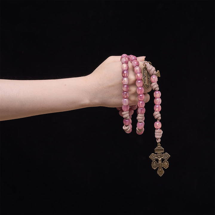 Christianartworkshop Rosenkranz aus zartrosa Paracord mit antikbronzener Figur des Heiligen Benedikt - image 1