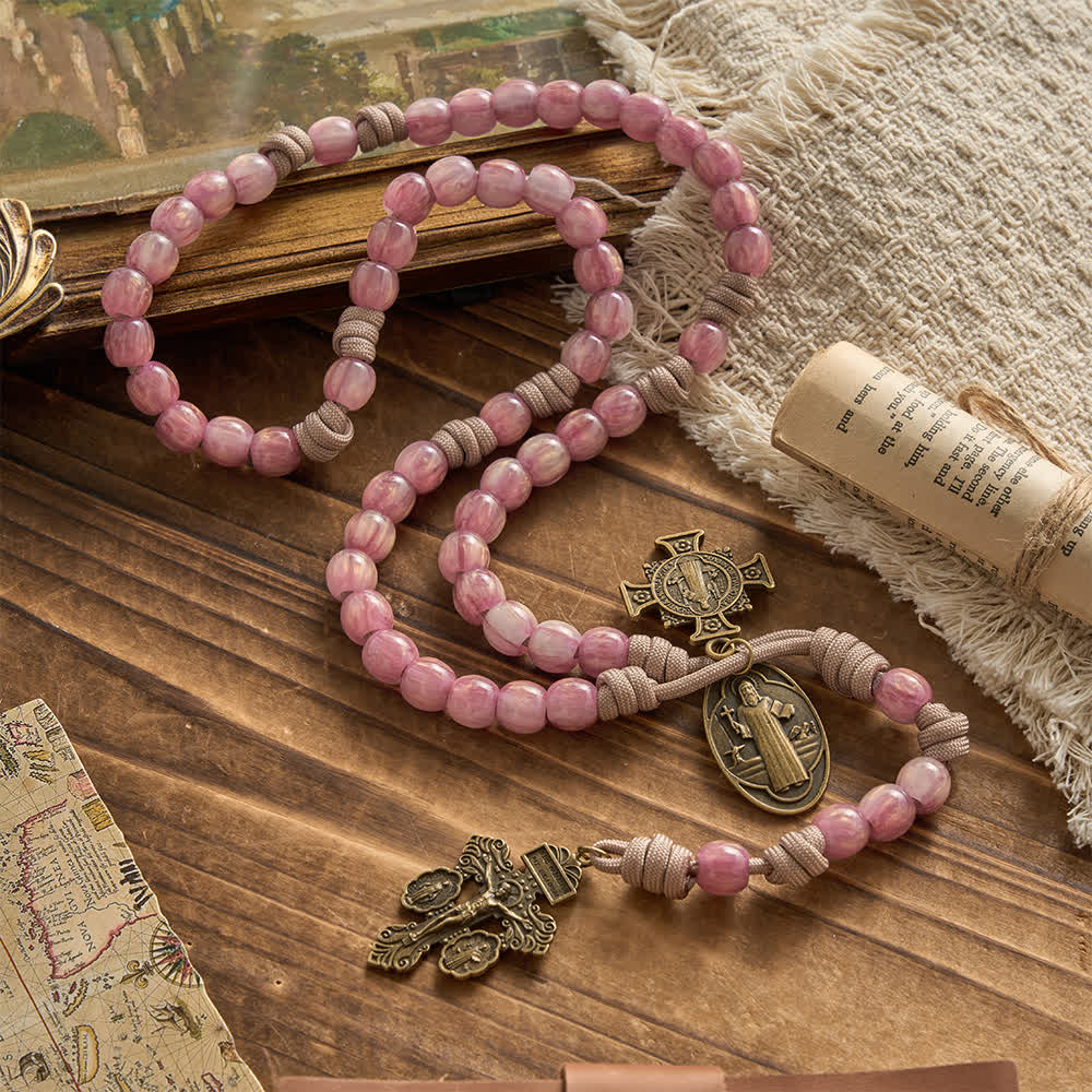 Christianartworkshop Rosenkranz aus zartrosa Paracord mit antikbronzener Figur des Heiligen Benedikt - Der heilige Benedikt und das Kruzifix - image 0