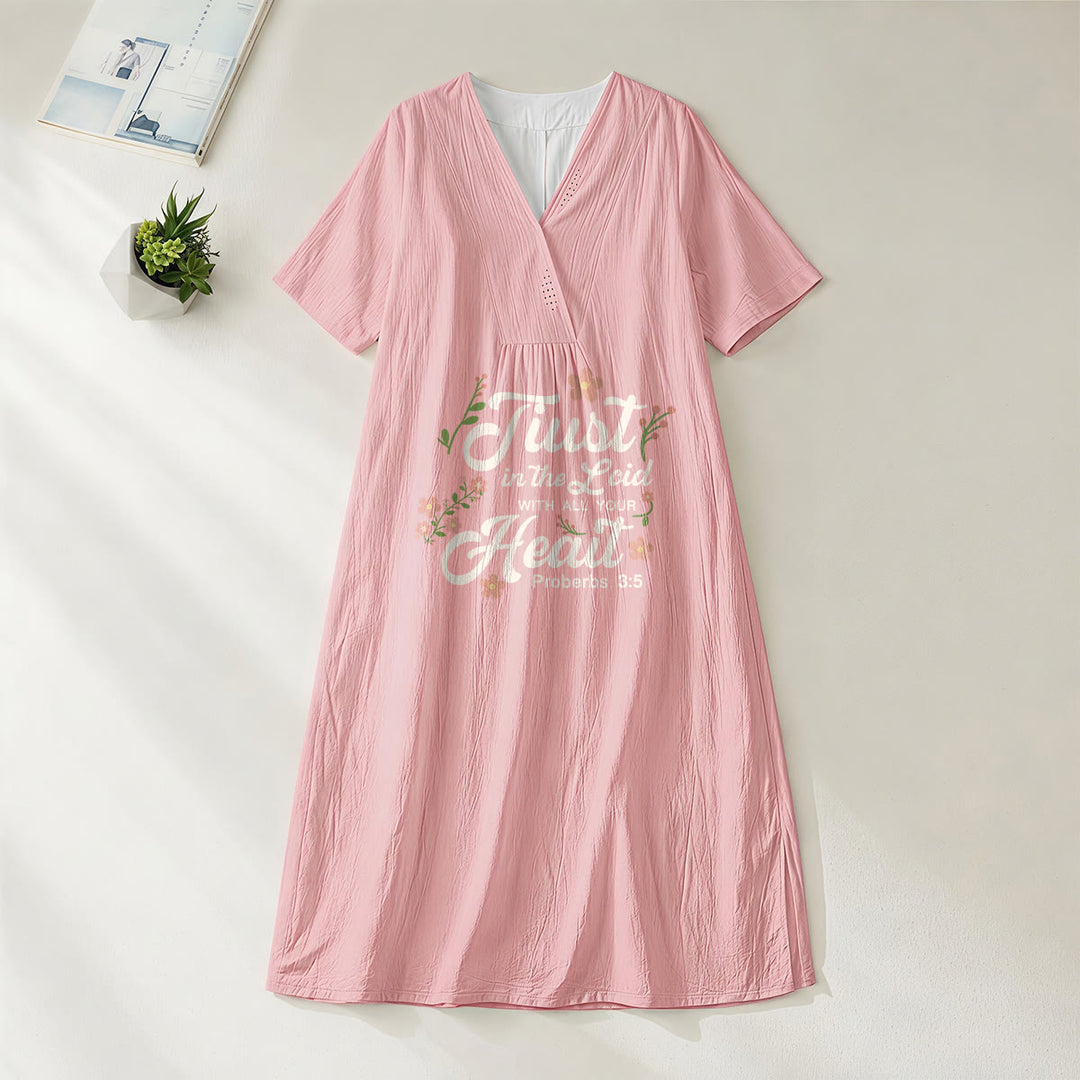 Christianartworkshop Vertraue auf den Herrn von ganzem Herzen (Sprüche 3,5) – Geblümtes Midikleid mit V-Ausschnitt - Rosa - 4XL - image 2