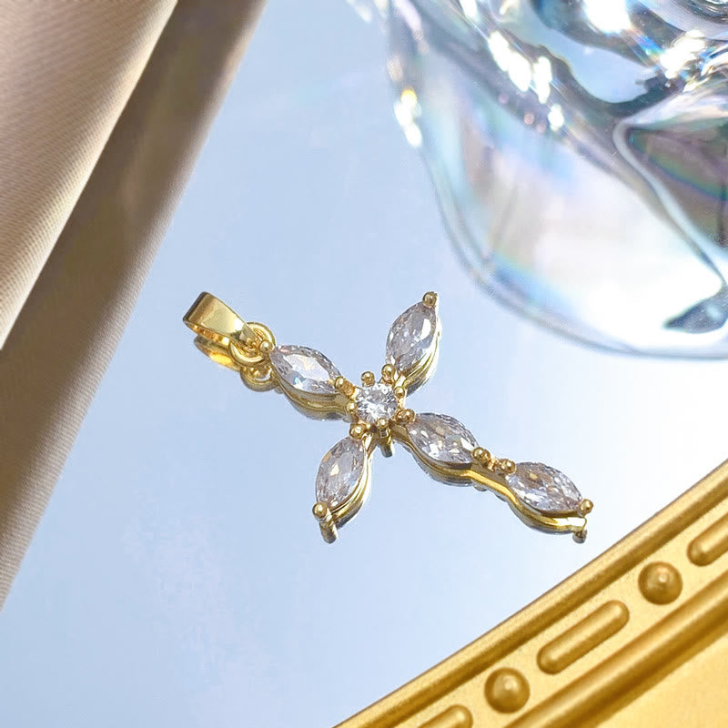 Christianartworkshop Elegante Kreuzkette aus mehreren Steinen: Ausdruck von tiefem Glauben und sanfter spiritueller Wärme - Weiß & Gold - image 6