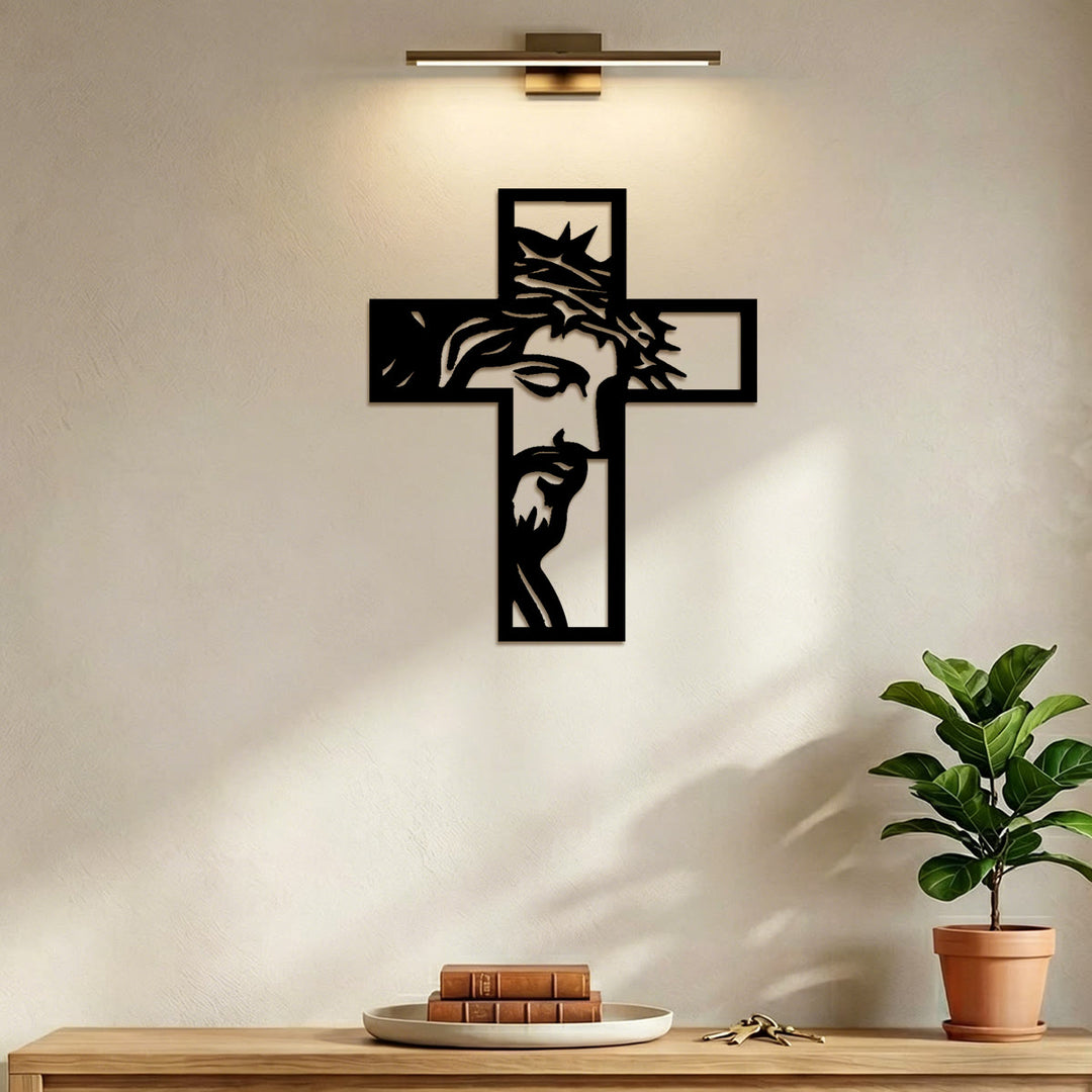 Christianartworkshop Wanddekoration aus Metall: Dornenbekröntes Jesuskreuz aus Metall – Symbol für Opferbereitschaft und Barmherzigkeit - image 4