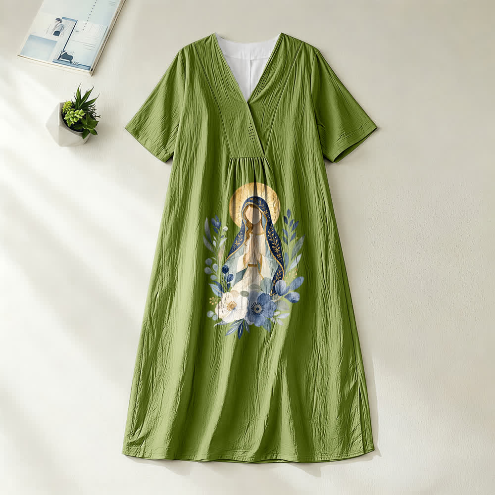 Christianartworkshop Sanftes Midikleid mit Aquarell-Blumenakzenten und V-Ausschnitt, kurzen Ärmeln und dem Aufdruck „Our Lady“ aus der Serie „Sanftes Kleid“ - Olivgrün - 4XL - image 10