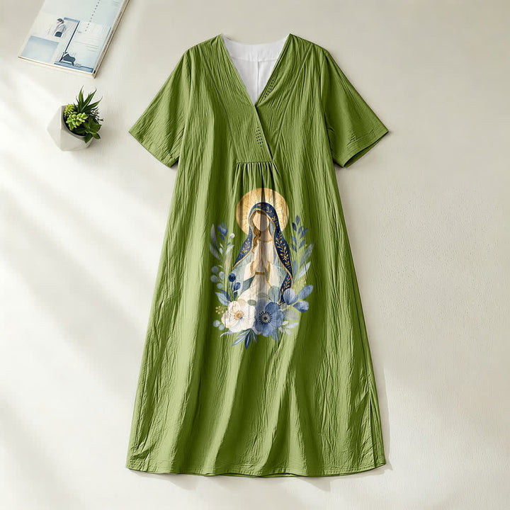 Christianartworkshop Sanftes Midikleid mit Aquarell-Blumenakzenten und V-Ausschnitt, kurzen Ärmeln und dem Aufdruck „Our Lady“ aus der Serie „Sanftes Kleid“ - Olivgrün - 4XL - image 10