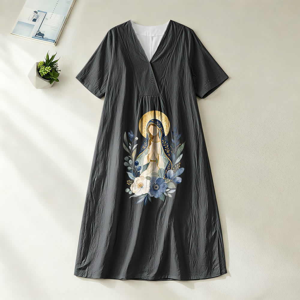 Christianartworkshop Sanftes Midikleid mit Aquarell-Blumenakzenten und V-Ausschnitt, kurzen Ärmeln und dem Aufdruck „Our Lady“ aus der Serie „Sanftes Kleid“ - Schwarz - 4XL - image 8