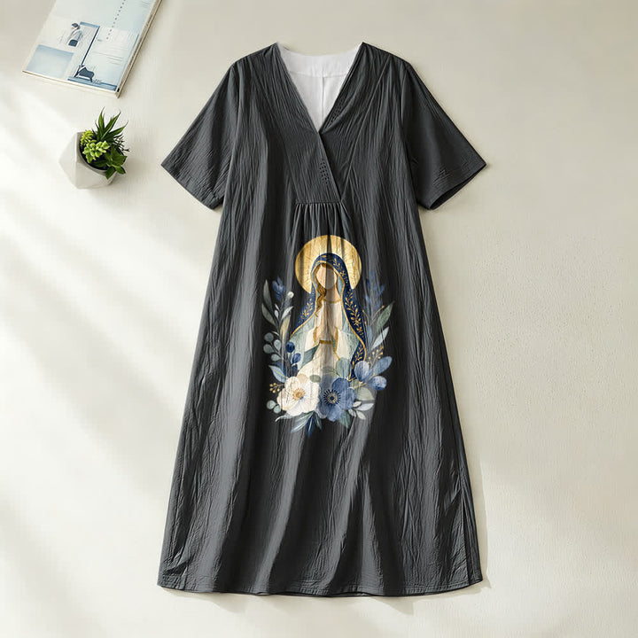 Christianartworkshop Sanftes Midikleid mit Aquarell-Blumenakzenten und V-Ausschnitt, kurzen Ärmeln und dem Aufdruck „Our Lady“ aus der Serie „Sanftes Kleid“ - Schwarz - 4XL - image 8