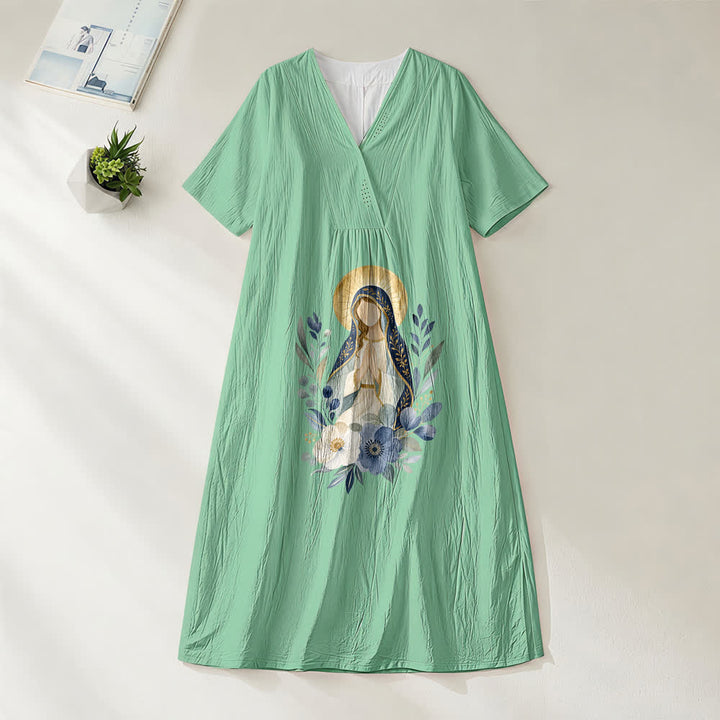 Christianartworkshop Sanftes Midikleid mit Aquarell-Blumenakzenten und V-Ausschnitt, kurzen Ärmeln und dem Aufdruck „Our Lady“ aus der Serie „Sanftes Kleid“ - Grün - 4XL - image 6