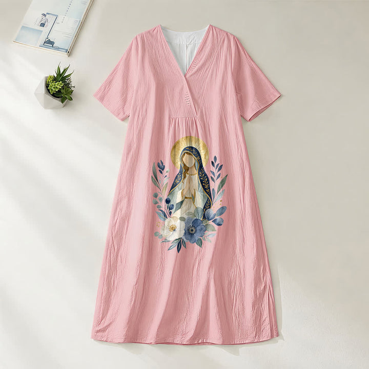 Christianartworkshop Sanftes Midikleid mit Aquarell-Blumenakzenten und V-Ausschnitt, kurzen Ärmeln und dem Aufdruck „Our Lady“ aus der Serie „Sanftes Kleid“ - Rosa - 4XL - image 0