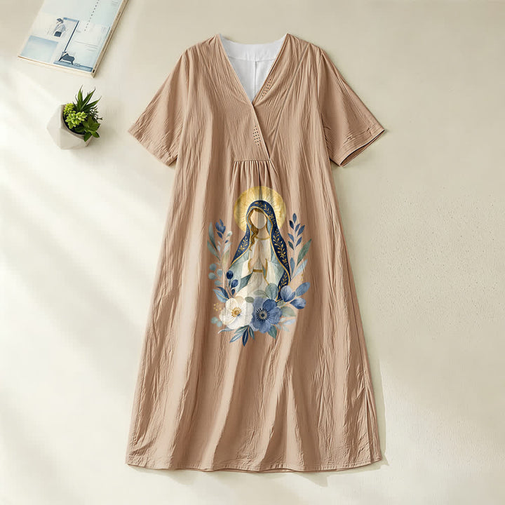 Christianartworkshop Sanftes Midikleid mit Aquarell-Blumenakzenten und V-Ausschnitt, kurzen Ärmeln und dem Aufdruck „Our Lady“ aus der Serie „Sanftes Kleid“ - Khaki - 4XL - image 4