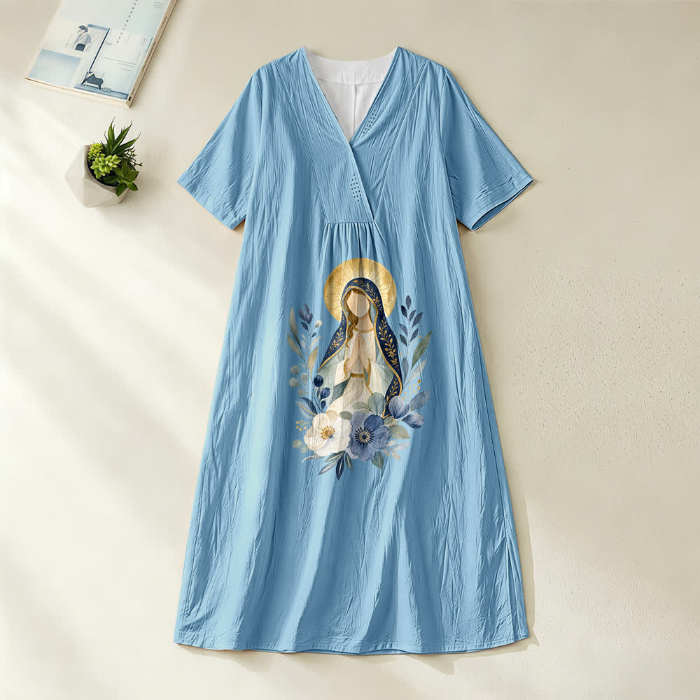 Christianartworkshop Sanftes Midikleid mit Aquarell-Blumenakzenten und V-Ausschnitt, kurzen Ärmeln und dem Aufdruck „Our Lady“ aus der Serie „Sanftes Kleid“ - Blau - 4XL - image 2