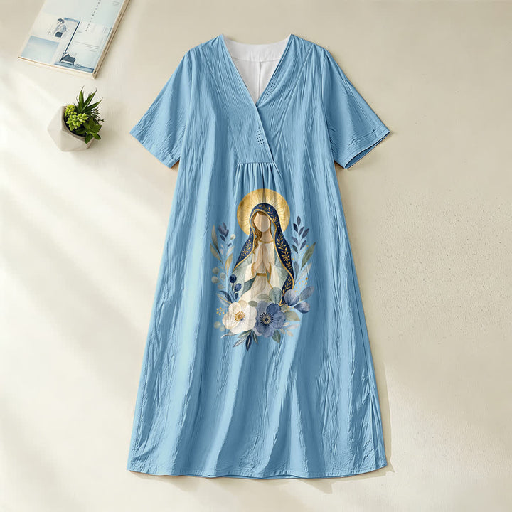Christianartworkshop Sanftes Midikleid mit Aquarell-Blumenakzenten und V-Ausschnitt, kurzen Ärmeln und dem Aufdruck „Our Lady“ aus der Serie „Sanftes Kleid“ - Blau - 4XL - image 2