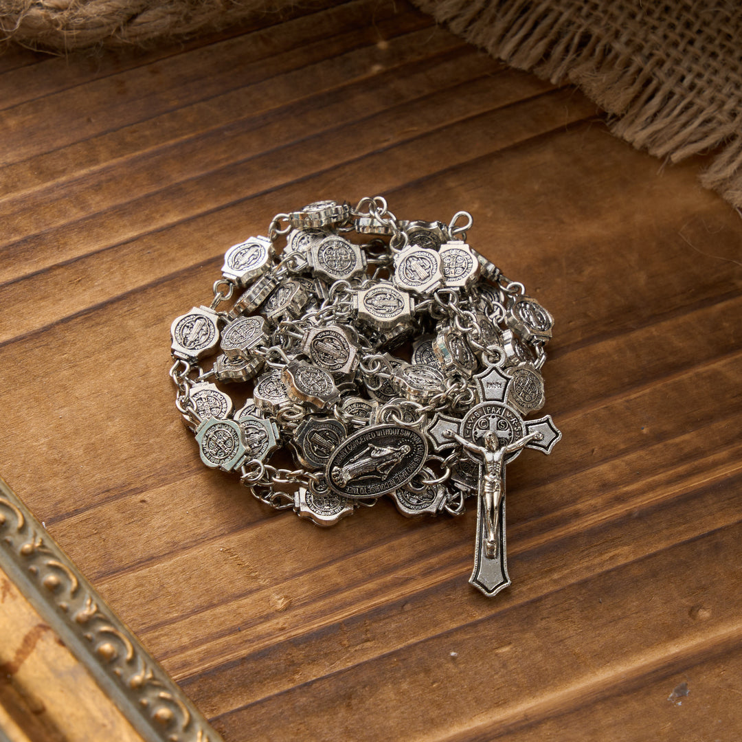 Christianartworkshop Achteckiger Rosenkranz mit der St.-Benedikt-Medaille und Kruzifix-Anhänger: Ein Symbol göttlichen Schutzes und unerschütterlichen Gebets - image 4