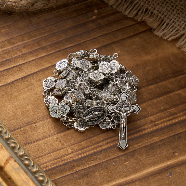 Christianartworkshop Achteckiger Rosenkranz mit der St.-Benedikt-Medaille und Kruzifix-Anhänger: Ein Symbol göttlichen Schutzes und unerschütterlichen Gebets - image 4